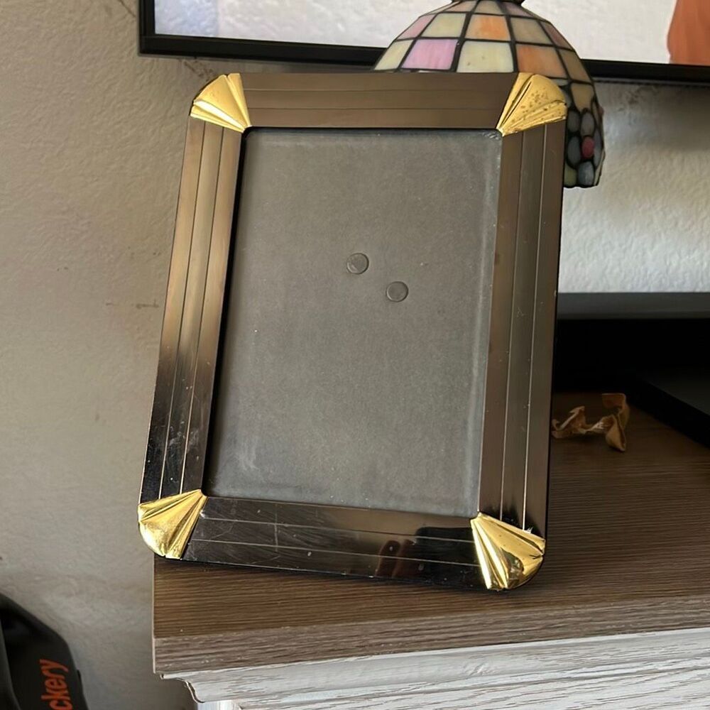 Vintage 1970s clam shell style picture frame 5x7 picture